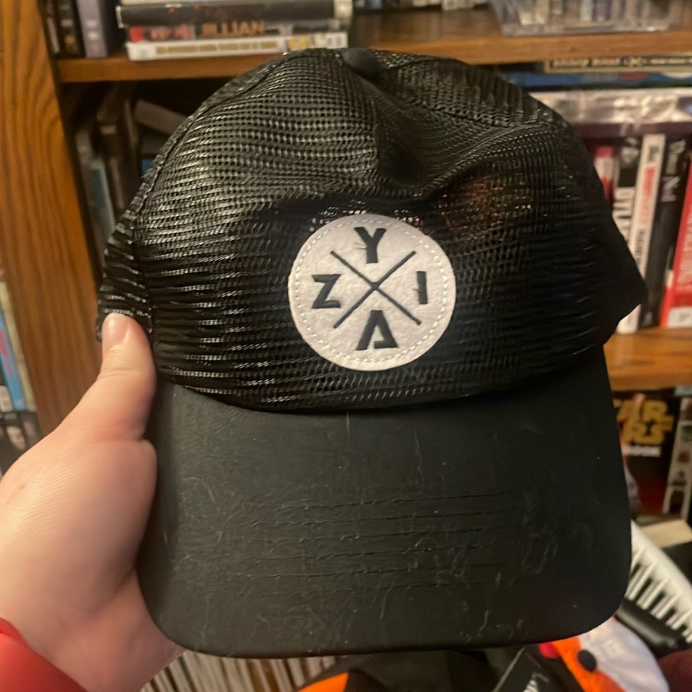 Zyia mesh trucker hat black